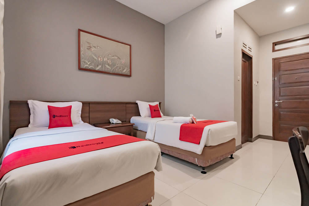 RedDoorz Deluxe Twin Room