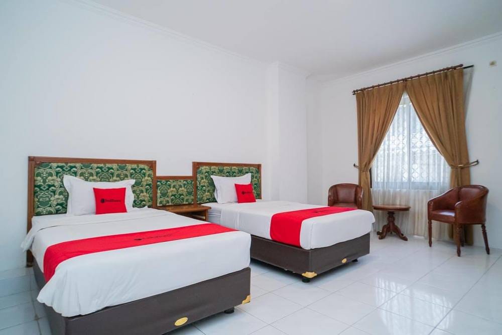 RedDoorz Deluxe Twin Room