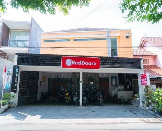 RedDoorz near Matahari Singosaren Solo