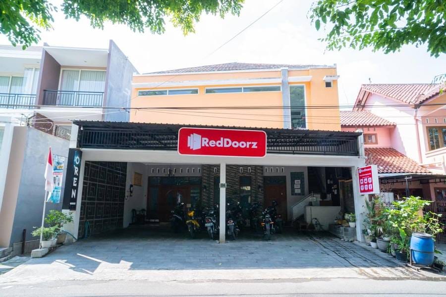 RedDoorz near Matahari Singosaren Solo