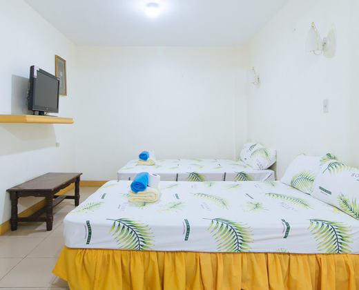 Golden Sunrise Hotel I by RedDoorz
