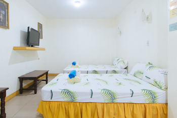 Golden Sunrise Hotel I by RedDoorz