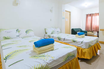 Golden Sunrise Hotel I by RedDoorz