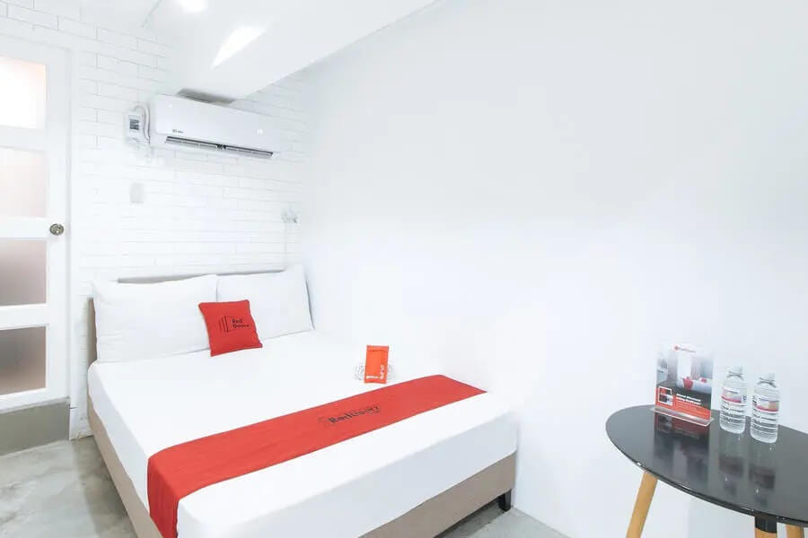 RedDoorz Plus @ BGC near St. Lukes