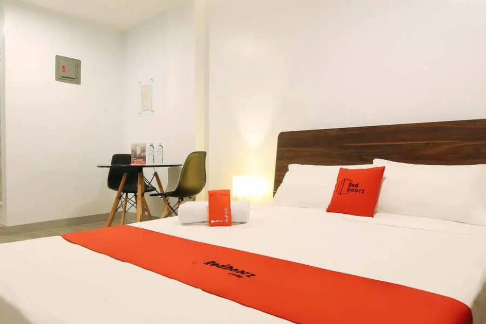 RedDoorz Deluxe Room