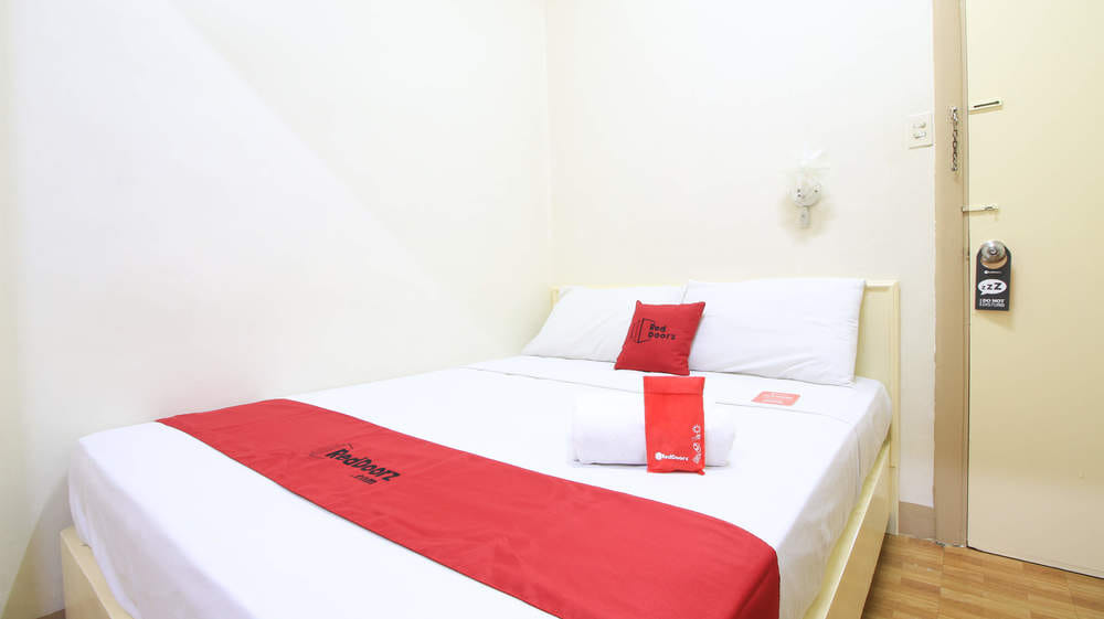 RedDoorz Deluxe Room