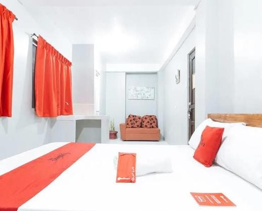 RedDoorz near Pasay Rotonda