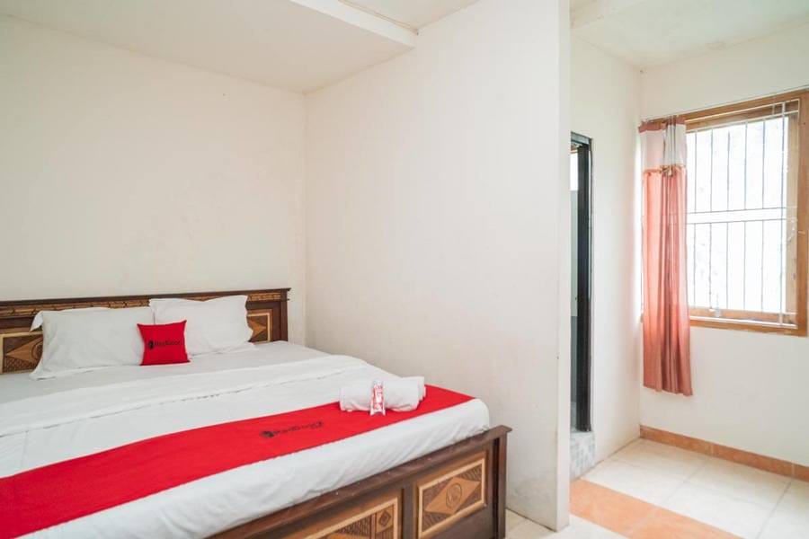 RedDoorz Syariah near Batu Night Spectacular 3