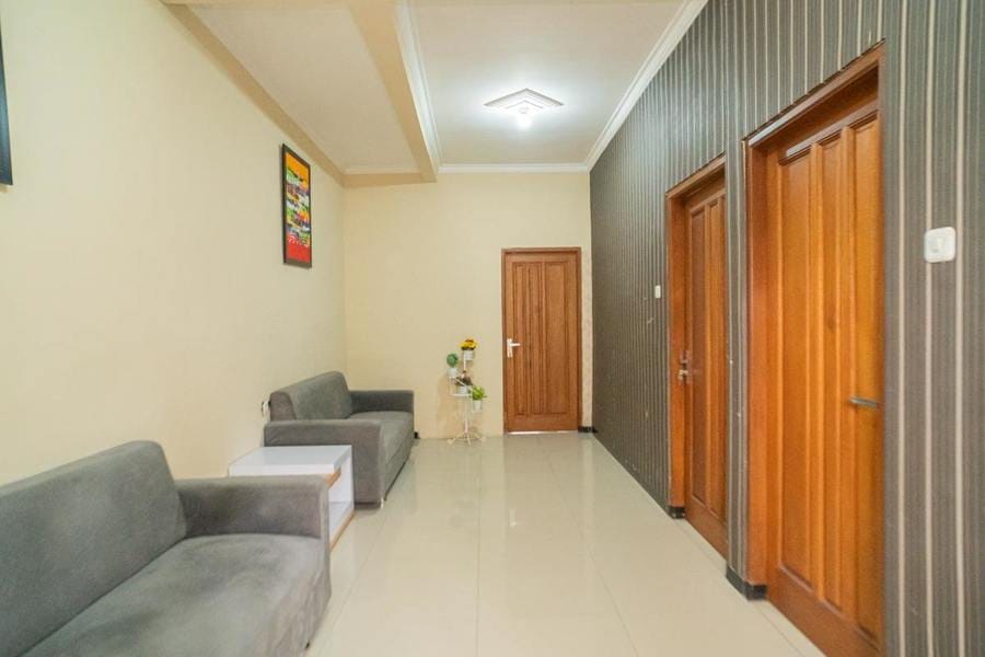 RedDoorz @ Villa Akbar 3