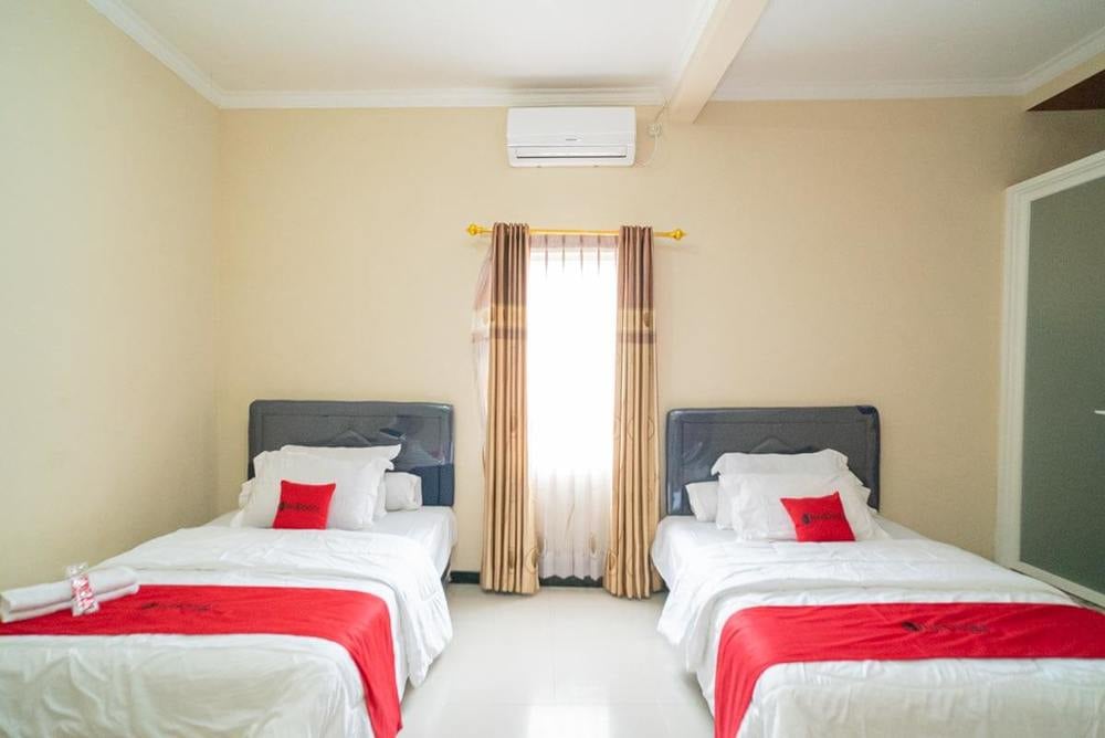 RedDoorz Deluxe Twin Room