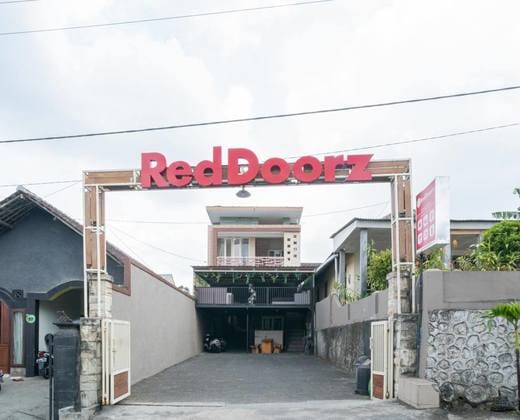 RedDoorz @ Villa Akbar 3