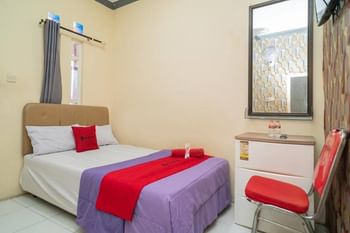 RedDoorz near Alun Alun Batu