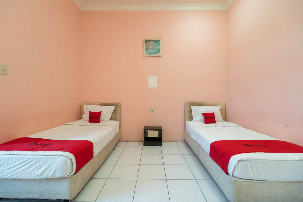 RedDoorz Twin Room