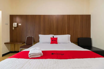 RedDoorz Plus near Ramayana Pematangsiantar