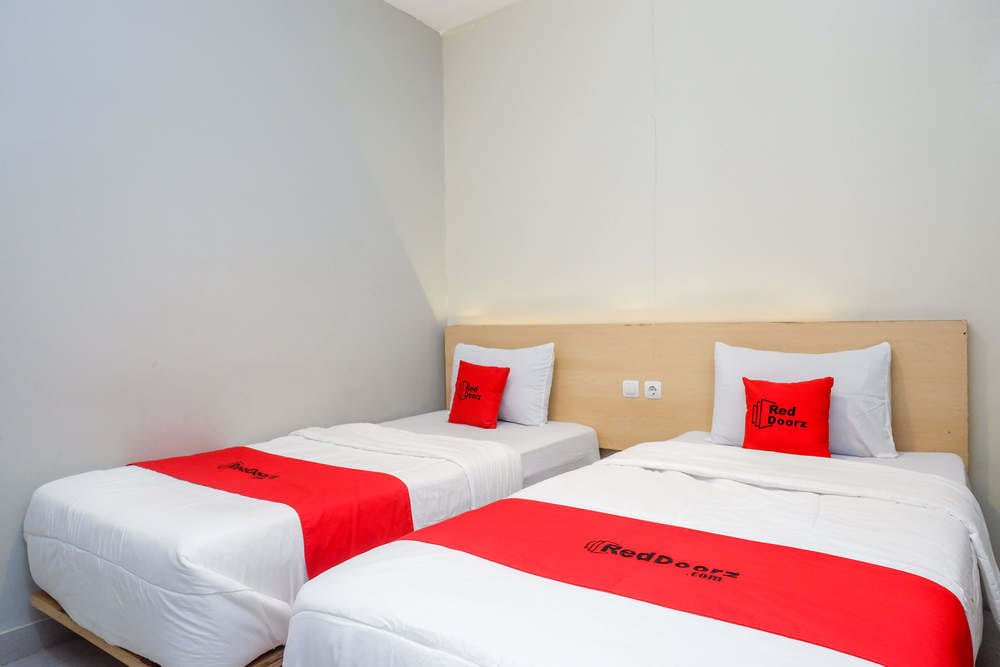 RedDoorz Twin Room