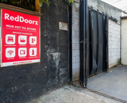 RedDoorz near Exit Tol Batang