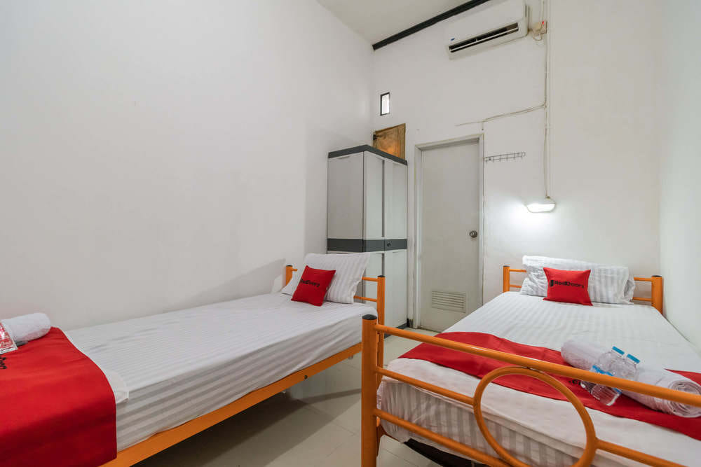 RedDoorz Twin Room