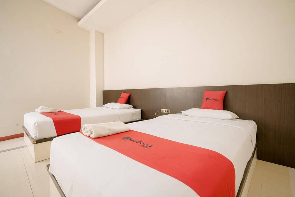 RedDoorz Twin Room