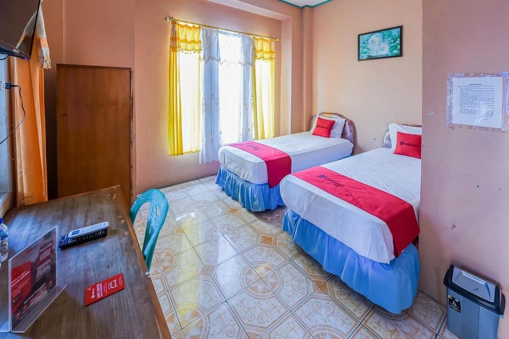 RedDoorz Twin Room