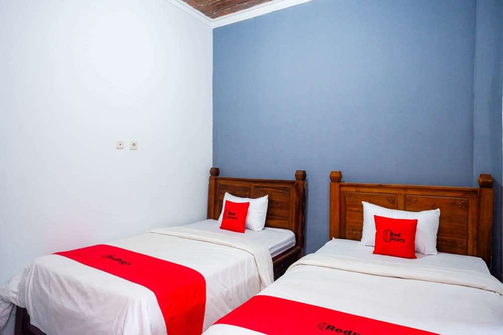 RedDoorz Twin Room