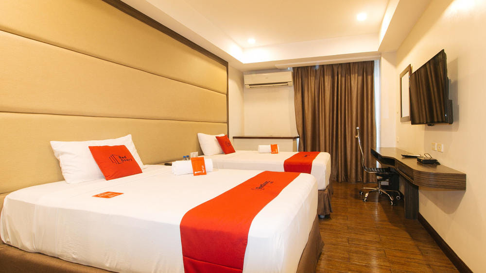 RedDoorz Twin Room