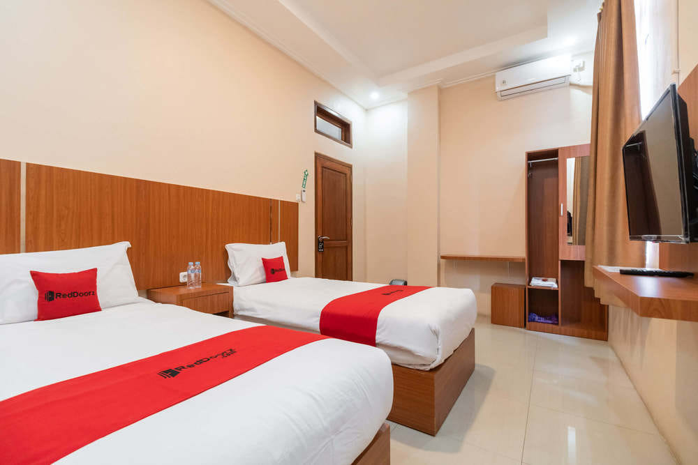 RedDoorz Twin Room