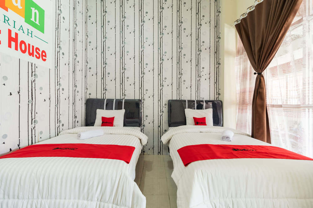 RedDoorz Twin Room