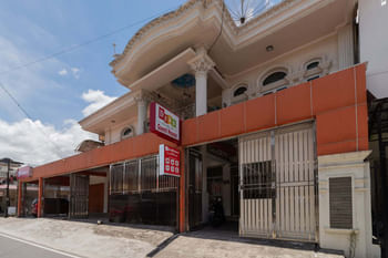 RedDoorz Syariah near Pasar Aur Kuning