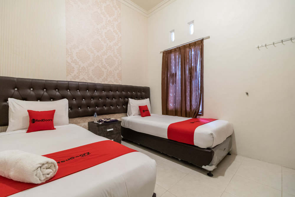 RedDoorz Twin Room