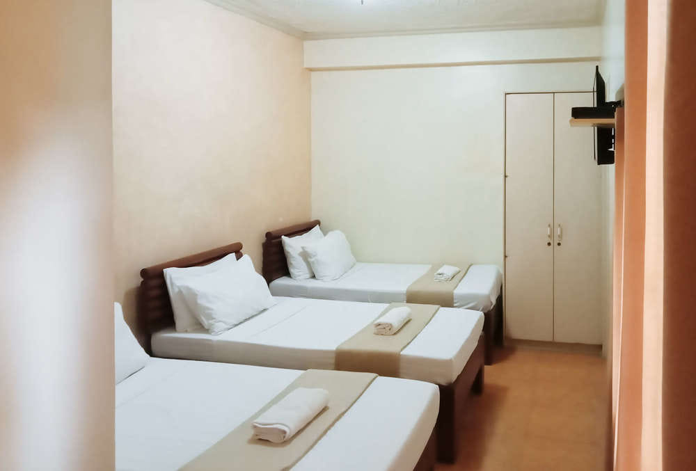 RedDoorz Triple Room