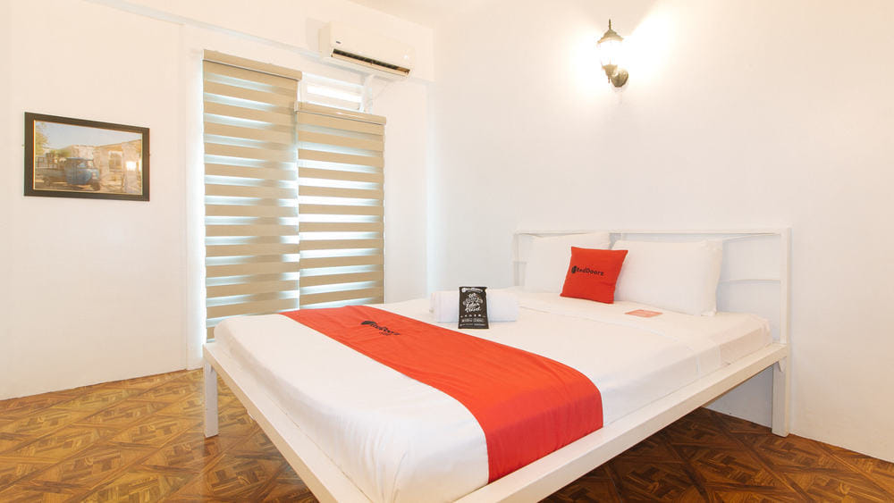RedDoorz Deluxe Room