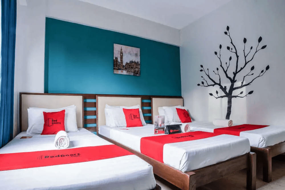 RedDoorz Twin Room