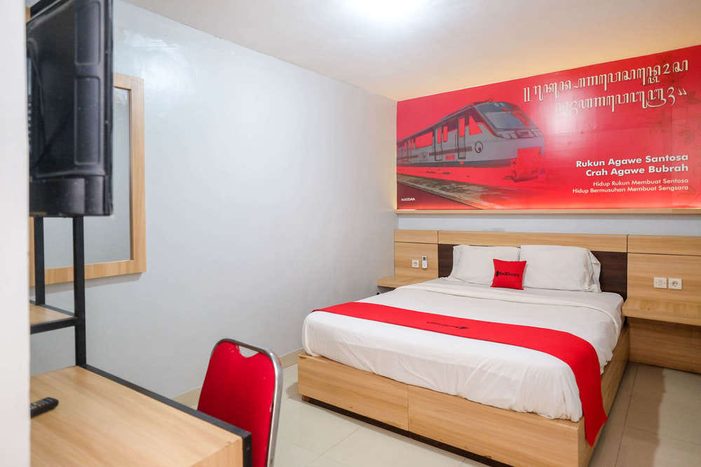 RedDoorz Deluxe Room