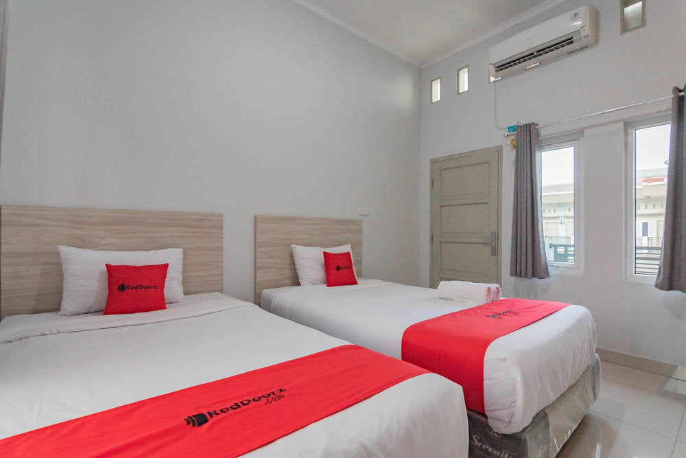 RedDoorz Deluxe Twin Room