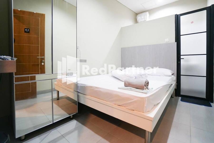 Tomang Gelong Guest House Syariah RedPartner