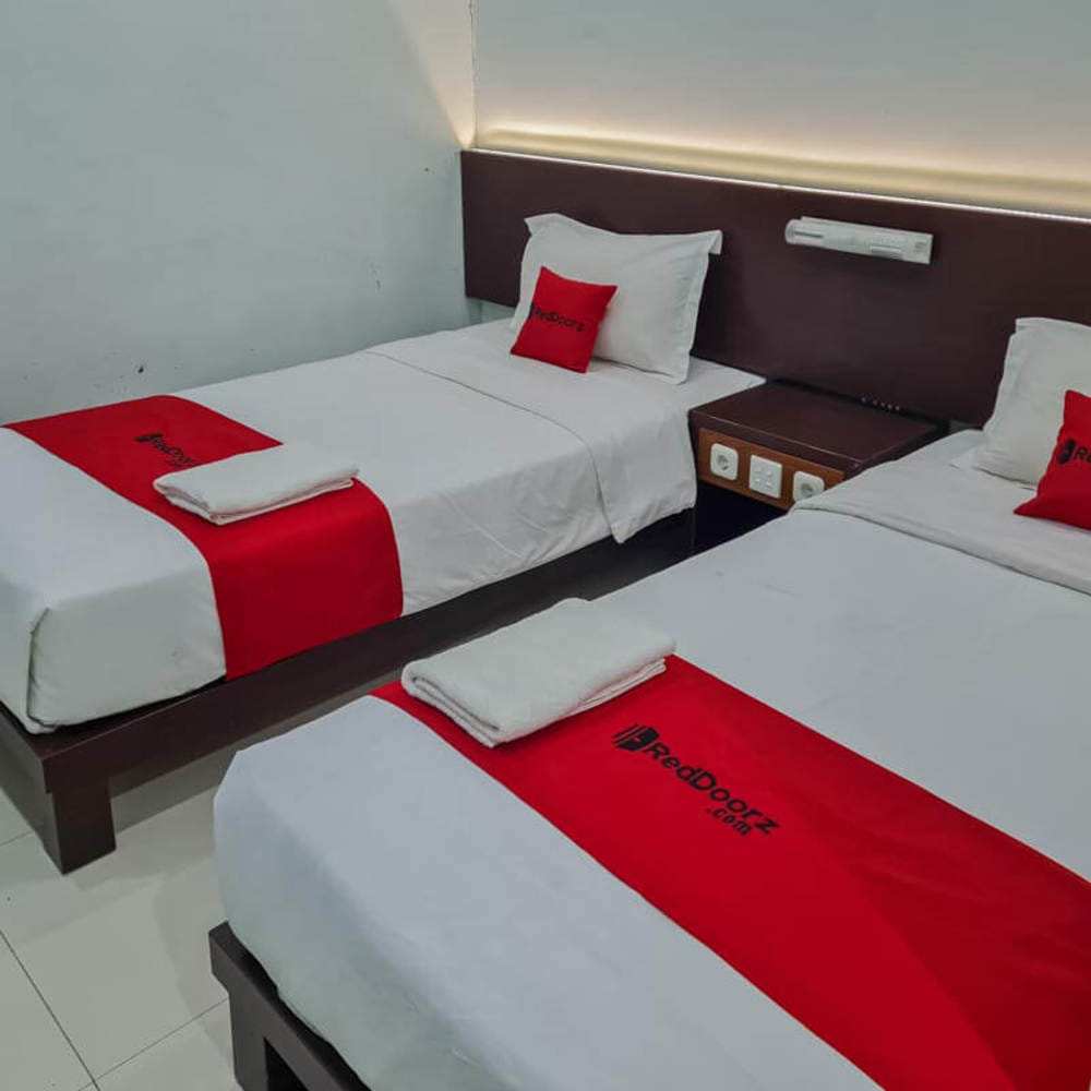 RedDoorz Deluxe Twin Room