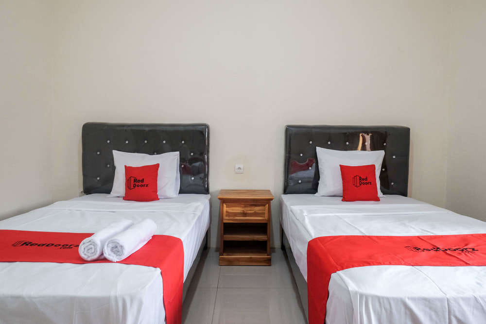 RedDoorz Twin Room
