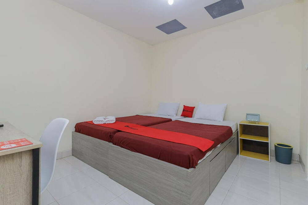 RedDoorz Twin Room