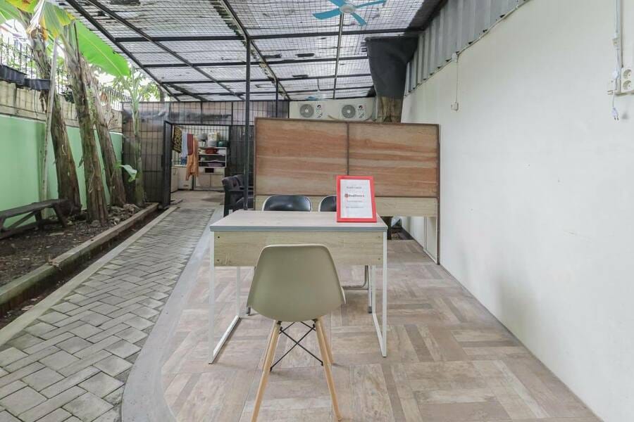 RedDoorz near RS Sari Asih Ciledug