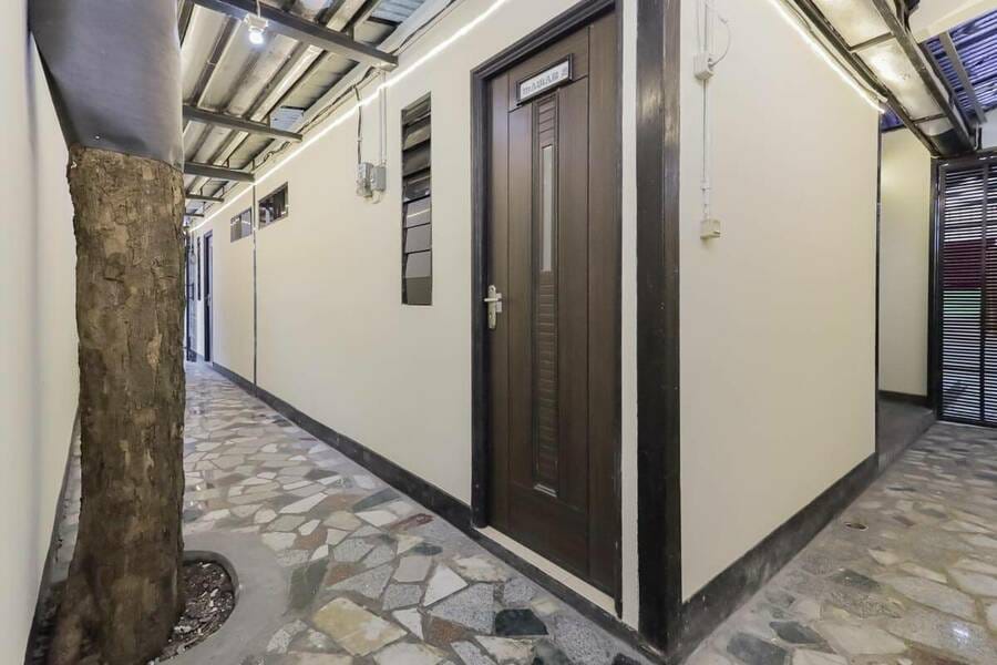 RedDoorz near RS Sari Asih Ciledug