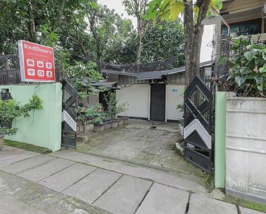 RedDoorz near RS Sari Asih Ciledug
