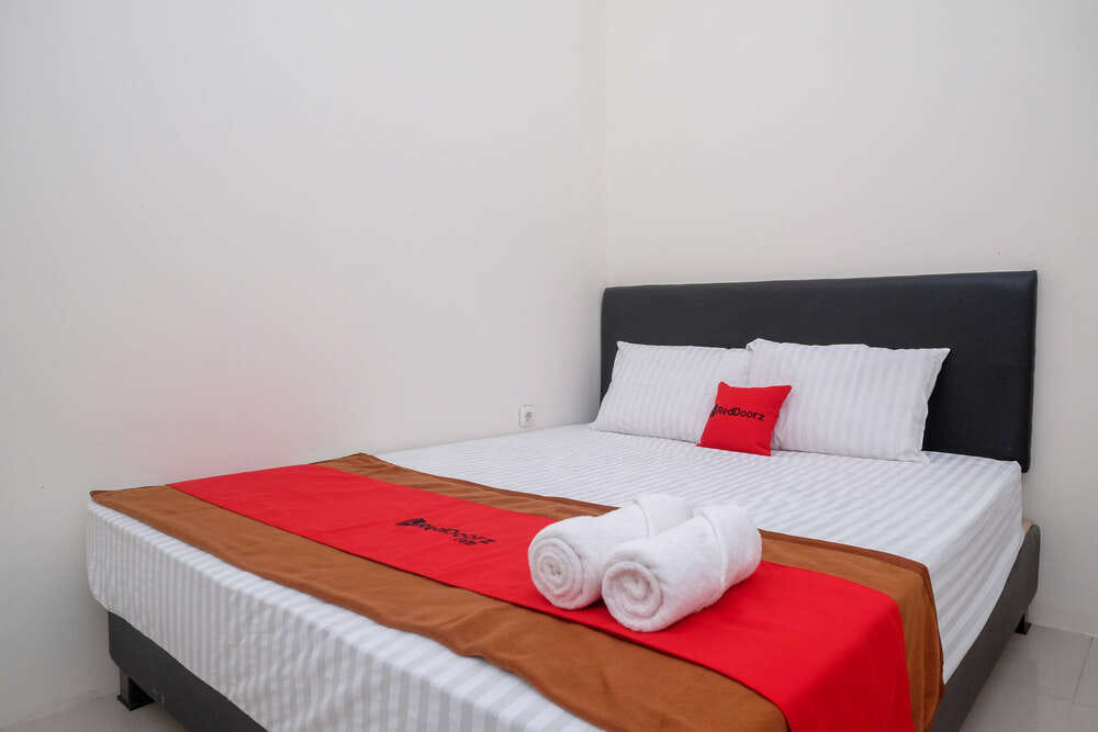 RedDoorz Deluxe Room