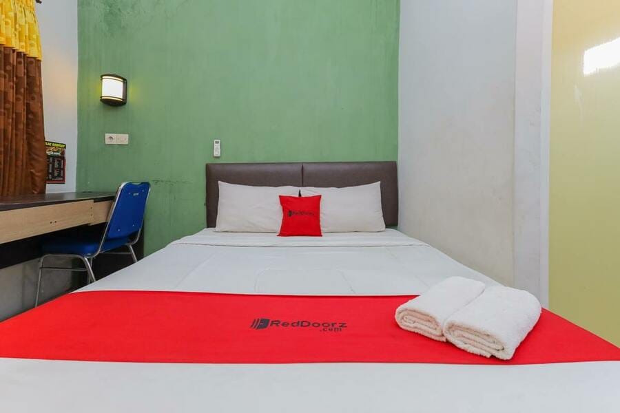 RedDoorz near Juanda International Airport 2