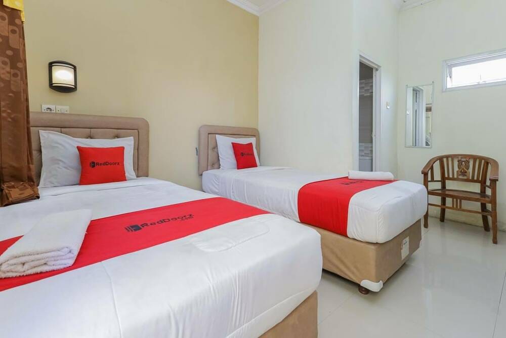 RedDoorz Twin Room