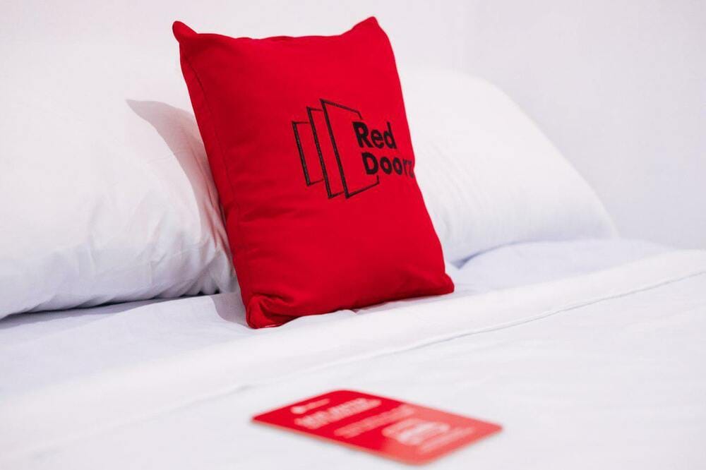 RedDoorz Deluxe Twin Room