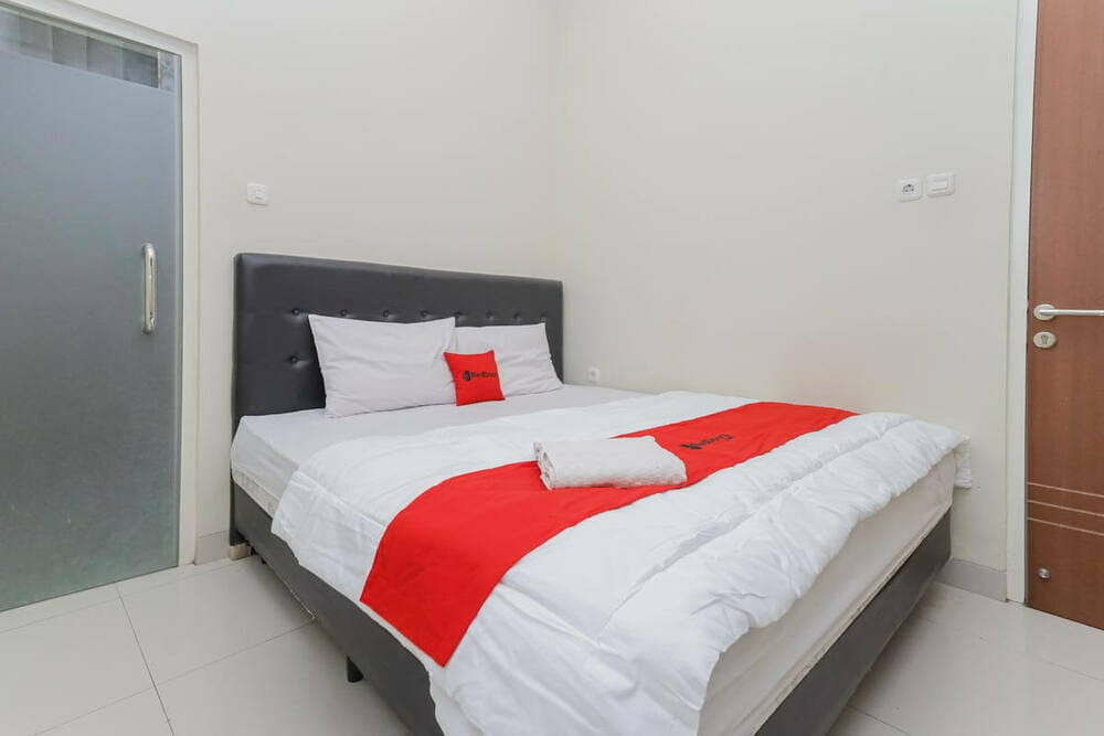 RedDoorz Deluxe Room