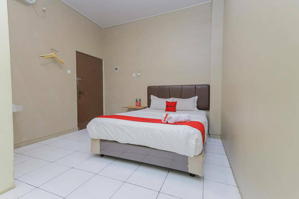 RedDoorz Deluxe Room