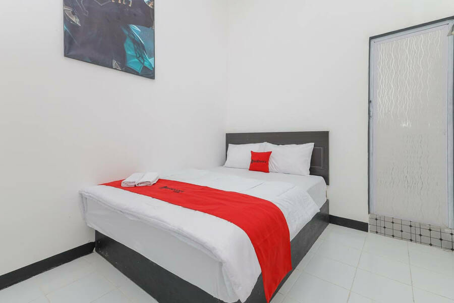 RedDoorz near Mayapada Hospital Surabaya