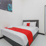 RedDoorz near Mayapada Hospital Surabaya