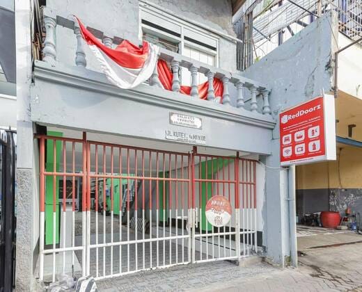 RedDoorz near Mayapada Hospital Surabaya